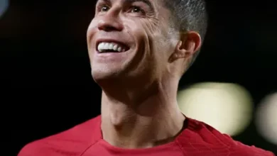 When the Boss Scores: The Viral Clip of a "Commander" Standing His Troops at Attention for a Goal