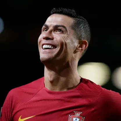 When the Boss Scores: The Viral Clip of a "Commander" Standing His Troops at Attention for a Goal