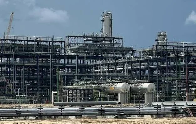 Dangote refinery raises petrol to N1,200/l despite crude price decline